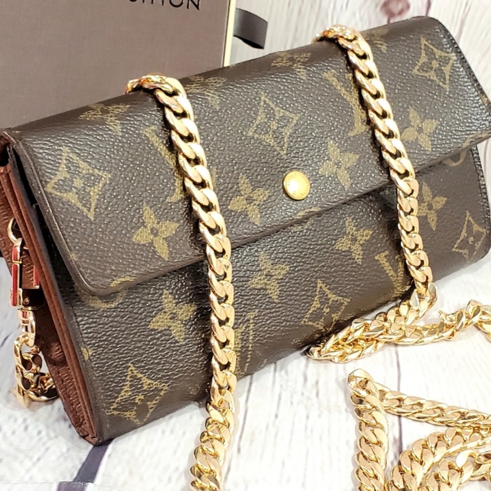 - 🧡🤎🧡authentic Luis Vuitton monogram canvas wallet and chain